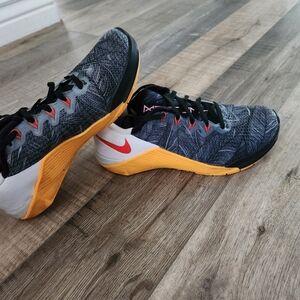 Nike Women's Metcon 5, Black/Team Orange-white, 5.5